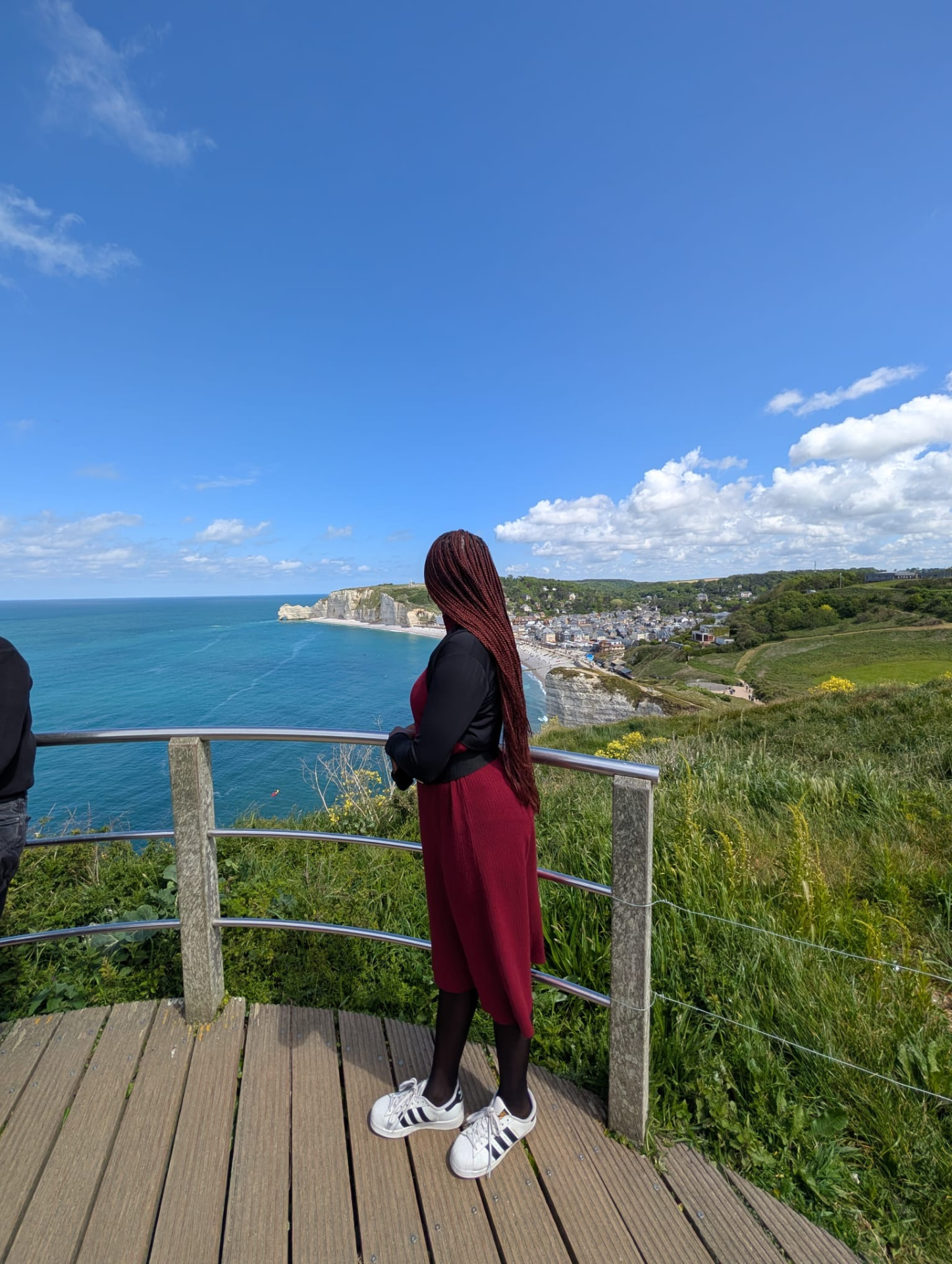 Stéphanie face à la mer, falaises d'Étretat