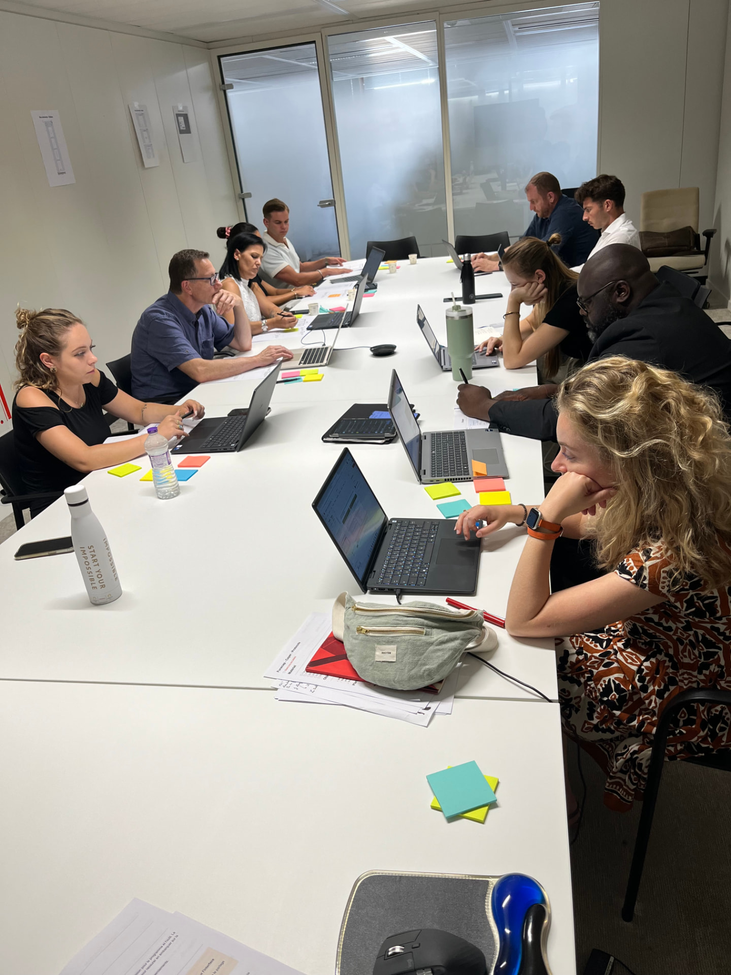 Atelier de co-conception en salle de réunion