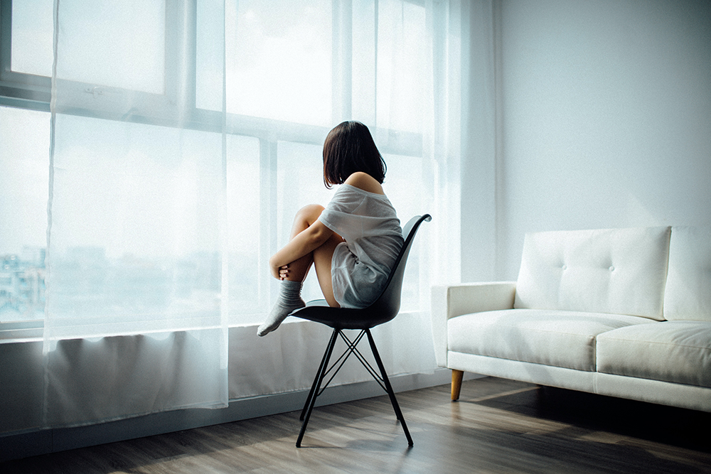 jeune fille assise